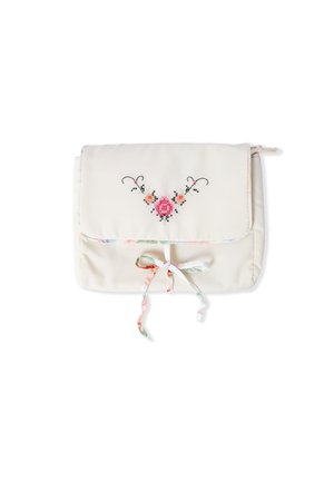 Sacchetto di tessuto color crema con motivo floreale ricamato a punto croce in rosa e arancione, chiuso con un fiocco di nastro dai colori pastello.