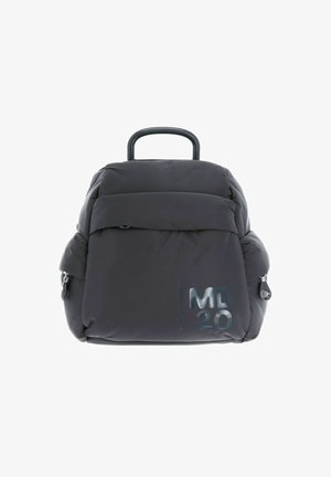 Sac à dos noir rembourré avec une poignée de transport. Il comprend une poche avant et un détail en relief "MD 20". Texture lisse et forme structurée.