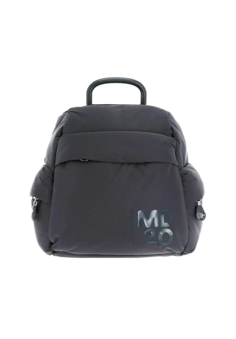 Sac à dos noir rembourré avec une poignée de transport. Il comprend une poche avant et un détail en relief "MD 20". Texture lisse et forme structurée.