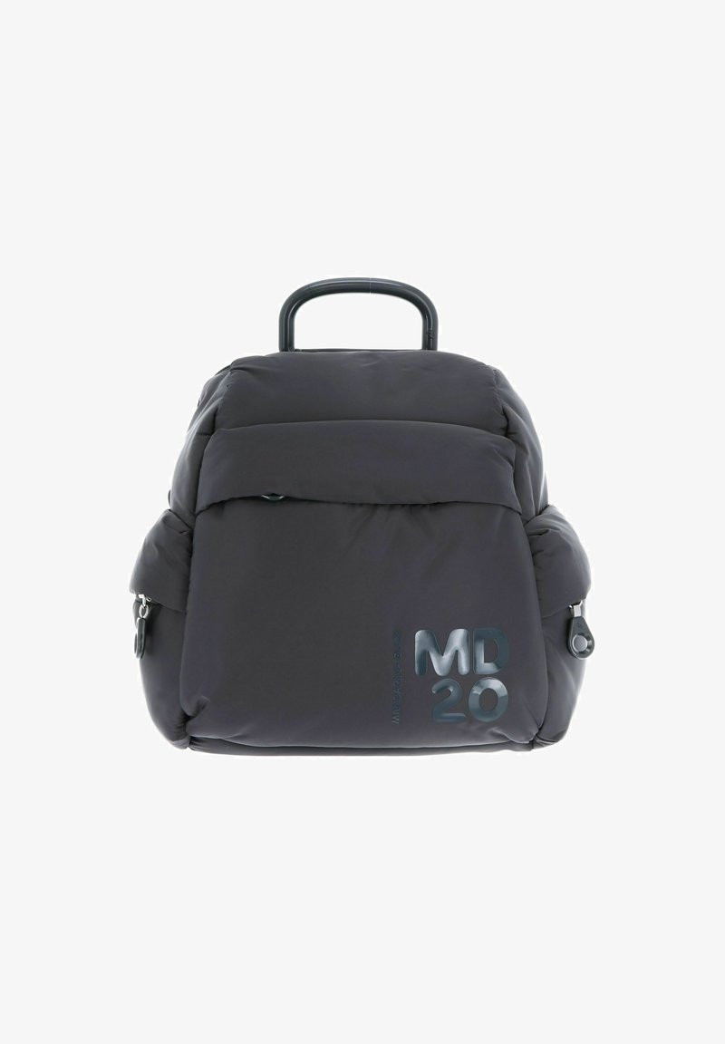 Sac à dos noir rembourré avec une poignée de transport. Il comprend une poche avant et un détail en relief "MD 20". Texture lisse et forme structurée.