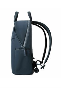 Zaino blu scuro con una forma strutturata, dotato di chiusura con zip, spallacci imbottiti e una tasca laterale per accessori.