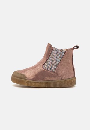 ROSARIO CHELYS - Chaussures premiers pas - pink/gold