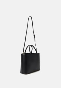 Borsa a mano in pelle nera con una forma rettangolare strutturata, due manici superiori e una lunga tracolla regolabile. Texture liscia e design minimalista.