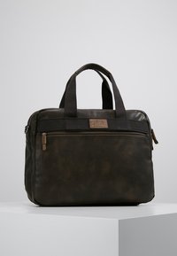 Braune Leder-Laptoptasche mit doppelten Obergriffen, einer vorderen Reißverschlusstasche und einer strukturierten Oberfläche. Auf der Vorderseite befindet sich ein auffälliges Marken-Patch.