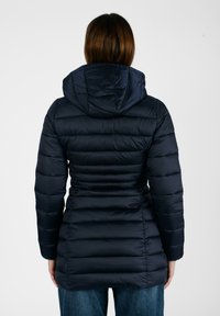 Giacca puffer blu navy con design aderente e cappuccio, caratterizzata da sezioni trapuntate orizzontali e una vita leggermente snellita per una vestibilità su misura.