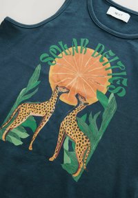 Top fără mâneci de culoare verde închis, cu o grafică ce prezintă doi leoparzi cu pete și o felie de portocală, înconjurați de frunze verzi. Material din bumbac moale.