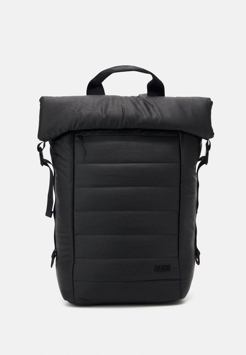 Sac à dos noir matelassé à fermeture roulante avec poignée, poche zippée à l’avant, sangles latérales ajustables et logo RAINS sur le panneau avant inférieur.