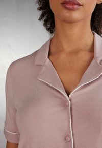 Intimissimi KURZÄRMELIGES, VORNE OFFENES - Pyžamový top - pink