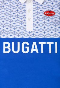 Maglietta polo blu con un motivo geometrico bianco, colletto, apertura con bottoni e logo rosso Bugatti sul petto.