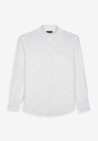 Camisa blanca de manga larga con cuello de banda, que presenta un cierre frontal con botones y un pequeño logo bordado en oro en el pecho.