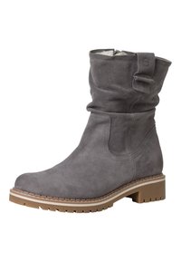 Bottines en daim gris avec un design flou, détail de boucle latérale et semelle en caoutchouc brun à rainures. Caractéristiques d'un bout arrondi et d'accents de couture.