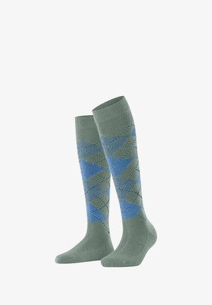 Kniestrümpfe in gedämpftem Grün mit einem Rautenmuster in Hellblau und Grau, ausgestattet mit einem gerippten Bündchen und einer glatten Textur.