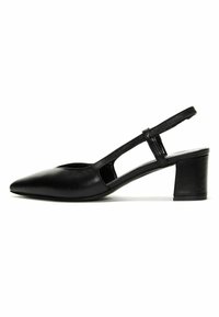 Chaussure en cuir noir à talon slingback avec un bout pointu, des côtés découpés et un talon bloc. Texture lisse et détails de design minimalistes.