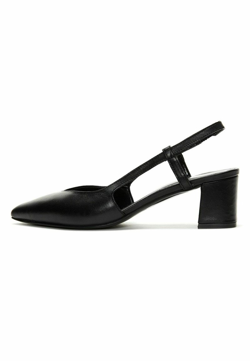 Chaussure en cuir noir à talon slingback avec un bout pointu, des côtés découpés et un talon bloc. Texture lisse et détails de design minimalistes.