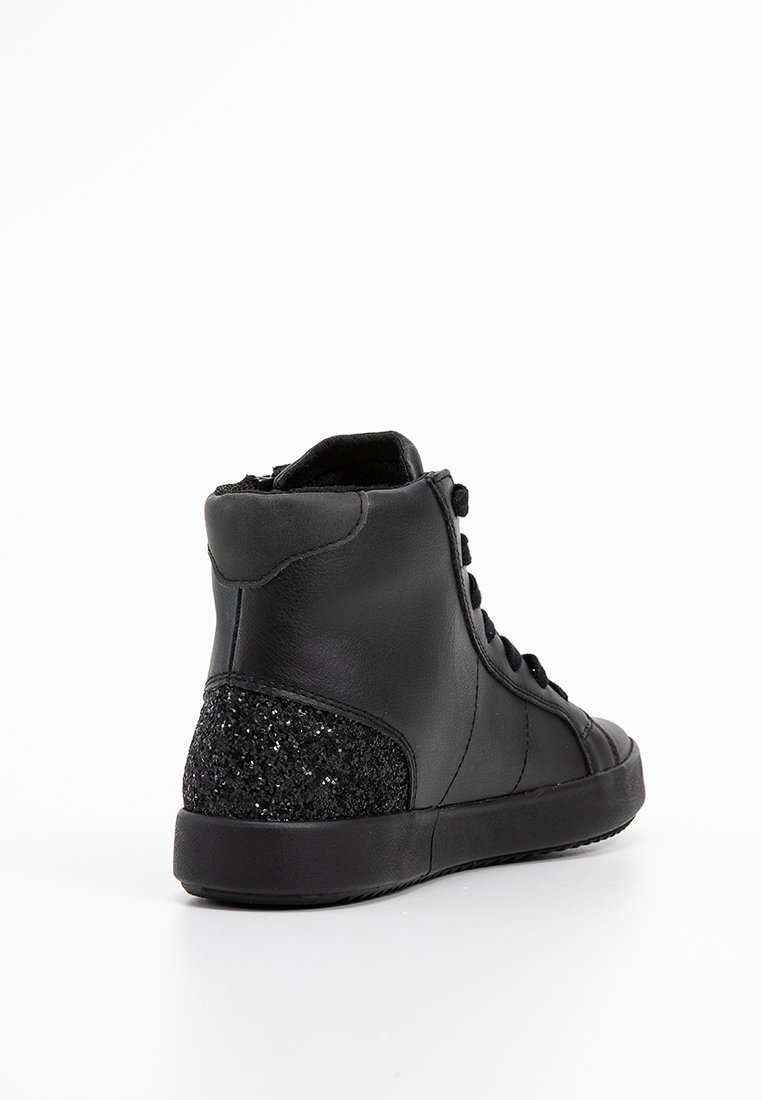 Zapatilla alta negra de cuero suave, con un acento de talón de purpurina negra texturizada y cordones negros.