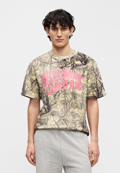 Κοντομάνικο μπλουζάκι με καμουφλάζ σχέδιο και ροζ κείμενο "Billionaire Boys Club", κατασκευασμένο από ελαφρύ ύφασμα, με άνετη γραμμή.