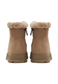 Barna boka csizma műszőrme díszítéssel, cipzáros záródással, puha velúrszerű anyagból készült, vastag gumitalppal, és texturált díszítésekkel az orrán és a sarkán.