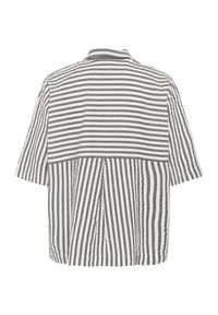 Camicia a righe con un mix di righe verticali grigie e bianche, vestibilità comoda, maniche corte e colletto. Dettaglio in tessuto testurizzato.