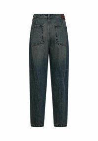 Donkerdenim broek met een relaxte pasvorm, voorzien van twee achterzakken, zichtbare stiksels en een leren badge op de tailleband.