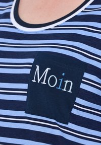 T-shirt a righe con strisce orizzontali blu e bianche, con una tasca solidale blu scuro ricamata con la parola "Moin."