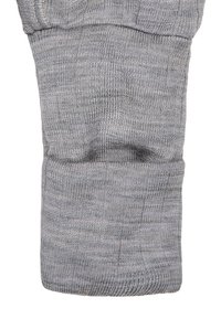 Grau gestrickte Socke mit einem gerippten Bündchen, das eine glatte Textur und subtile Farbvariationen aufweist. Der Stoff zeigt feine Nähdetails.