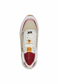 Zapatilla con un upper de malla beige, acentos de cuero blanco, rayas rosas y un zipper lateral. Presenta cordones blancos y una plantilla roja.