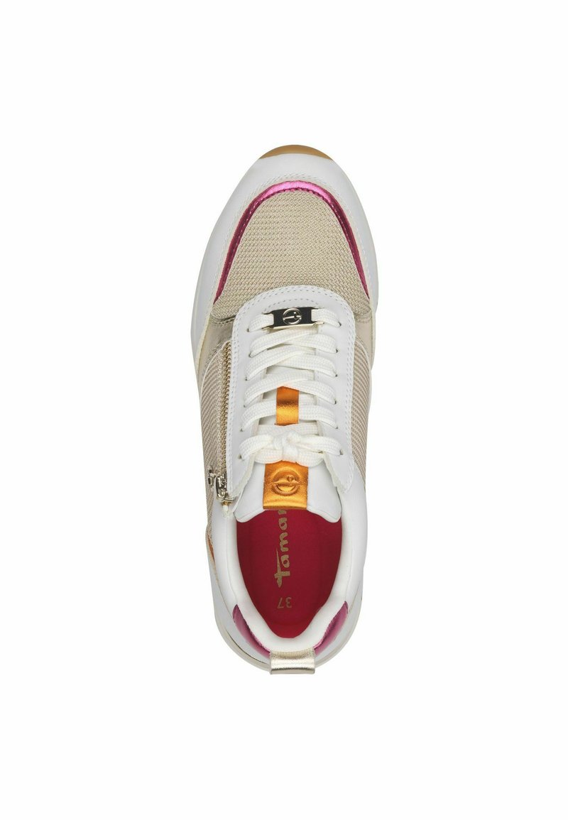 Sneaker mit einem beigen Mesh-Obermaterial, weißen Lederakzenten, rosa Streifen und einem seitlichen Reißverschluss. Mit weißen Schnürsenkeln und einer roten Innensohle.