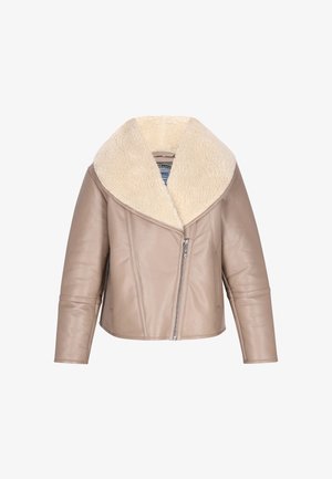 Beige bőrkabát széles gyapjú gallérral, elöl cipzárral, és testhezálló fazonnal. Hosszú ujjakkal és sima textúrával rendelkezik.