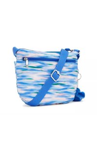 Borsa a tracolla in tessuto blu con motivo a onde, chiusura con cerniera, tracolla blu e accessorio pom-pom blu. Design compatto e leggero.