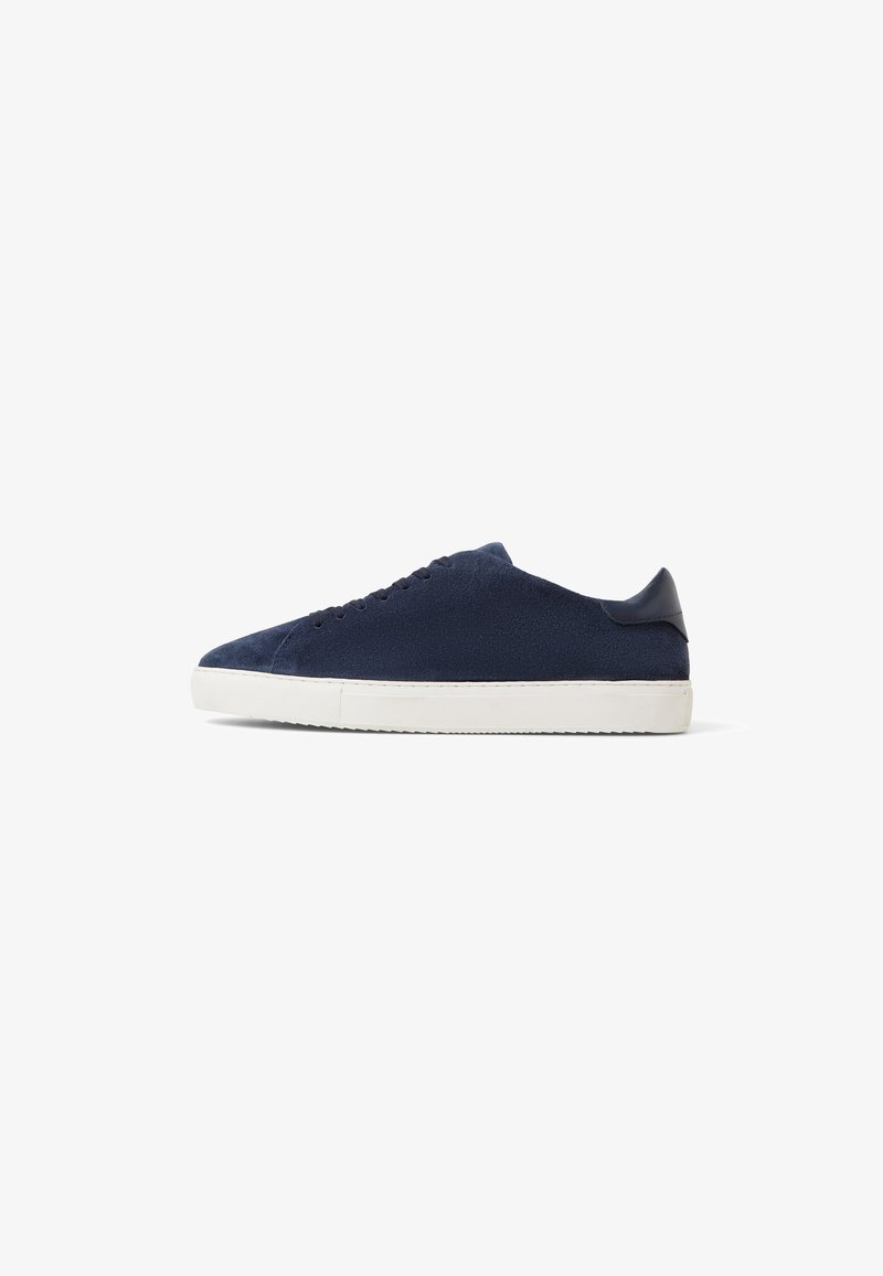 Sneaker in suede navy con un tacco in pelle liscia, suola in gomma bianca e sei fori per i lacci, caratterizzate da un design snello e a profilo basso.