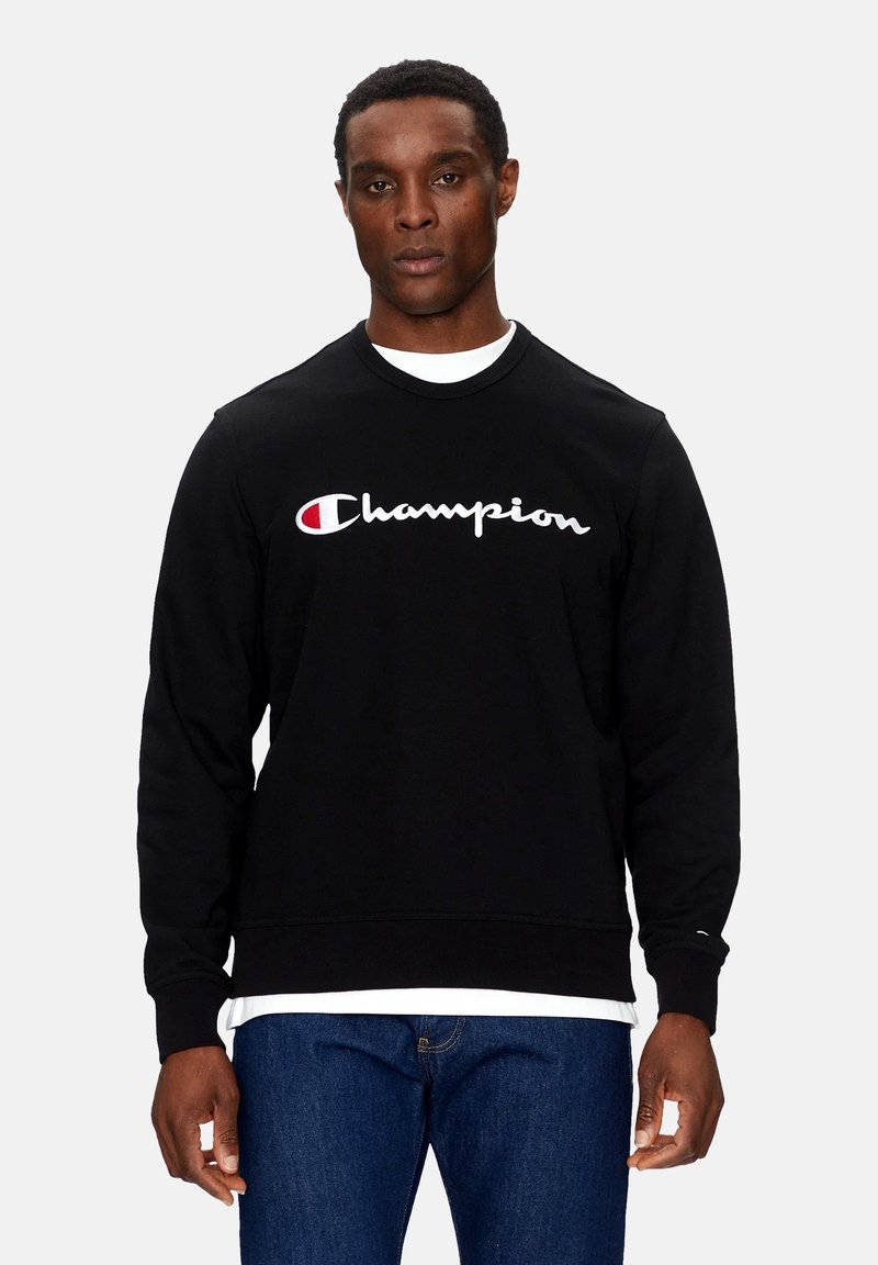 Felpa nera a girocollo realizzata in cotone, con un grande logo "Champion" ricamato in bianco e rosso sul petto.