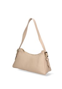 Borsa a tracolla in pelle beige con finitura tessurizzata, forma angolata e una sola tracolla. Presenta una cerniera dorata e un dettaglio a fibbia sulla tracolla.