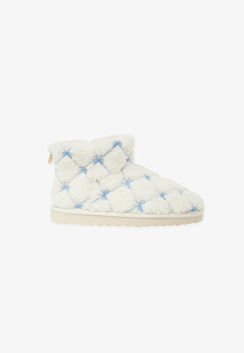 Off-white Plüschhausschuhe mit gestepptem Design, ausgestattet mit blauen Nähakzenten und einer weichen Textur; leichte Sohle für Komfort.