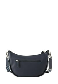Bolso cruzado de cuero azul marino con un bolsillo delantero con cremallera, detalle de correa trenzada, herrajes plateados y una silueta curvada.
