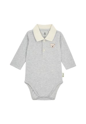 Hellgrauer Baby-Body mit langen Ärmeln, cremefarbenem Kragen, zwei Knöpfen vorne und kleinem besticktem Bärengesicht auf der Brust.