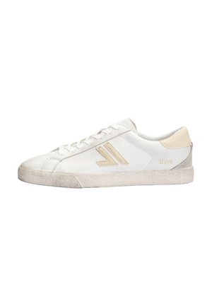 Biały niski sneaker z beżowymi akcentami, sznurowanym przodem, teksturowaną podeszwą i oznaczeniem "LLOYD" w pobliżu pięty na gładkim tle.