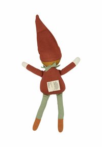 Poupée en tissu avec un chapeau pointu marron et un pantalon vert. Le corps est orange, avec une petite étiquette au dos. Mains blanches et chaussures marron.