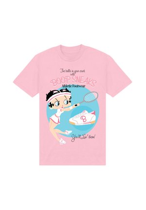 Lyserød t-shirt med korte ærmer, der har et tegneseriefigur, en tennisracket og grafisk tekst. Illustrationen inkluderer hvide sportssko med et pink logo.