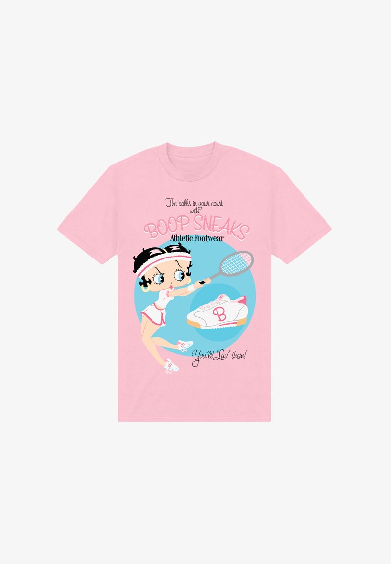 T-shirt rose à manches courtes mettant en vedette un personnage de cartoon, une raquette de tennis et un texte graphique. L'illustration inclut des chaussures de sport blanches avec un logo rose.
