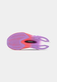 Suola della scarpa caratterizzata da una sfumatura di viola e rosa con una superficie in gomma testurizzata e un modello di battistrada distintivo. Visibile il marchio della tecnologia Speedroll.