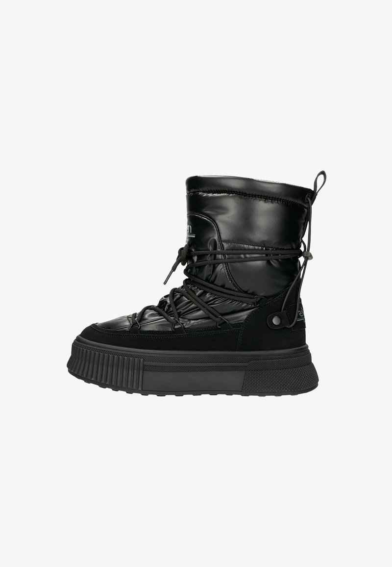 Bottes de cheville noires, isolées, avec un dessus lisse et brillant, une semelle texturée et des lacets contrastants. Elles sont équipées d'un col rembourré et d'une languette de tirage.