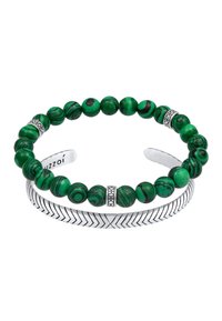 Bracciale di perline verdi con accenti argentati alternati; presenta texture lisce e striate; regolabile con un design a manica aperta.