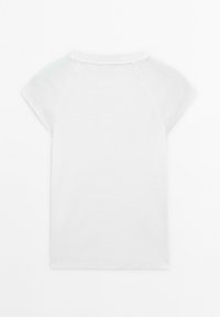 T-shirt blanc à manches courtes avec un col arrondi. Textile doux, coupe droite avec des coutures minimales et une texture lisse.