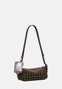 Braune Stoff-Schultertasche mit silbernen Nieten, runder Form und einem abnehmbaren metallischen Täschchen; glatte Textur und verstellbarer Trageriemen.
