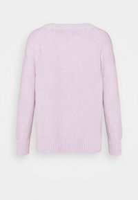 Suéter de punto de color rosa claro con un patrón texturizado, puños y dobladillo acanalados, y mangas raglán. La vista posterior muestra un color sólido y detalles de costura.