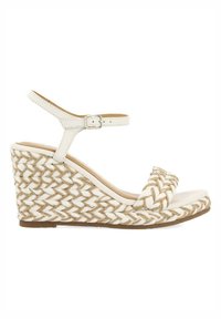 Sandalia de cuña con plataforma trenzada en beige y blanco, tira frontal anudada y correa ajustable en blanco con hebilla.