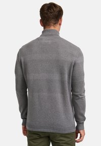 Grå strikkegenser med høy krage, teksturert mønster med horisontale striper, og ribbestrikkede mansjetter og kant.