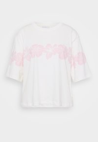 Witte katoenen t-shirt met een ronde halslijn en korte, brede mouwen. Kenmerkt zich door een roze bloemenpatroon bij de borst en de mouwen.