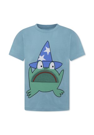T-shirt in cotone azzurro chiaro con una grande rana verde in stile cartone animato, con un cappello da mago blu decorato con stelle bianche e dettagli di bocca rossa.