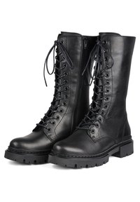Botas de cuero negro hasta la rodilla con cordones en la parte delantera, cremallera lateral, suela robusta y detalles de costura reforzada.